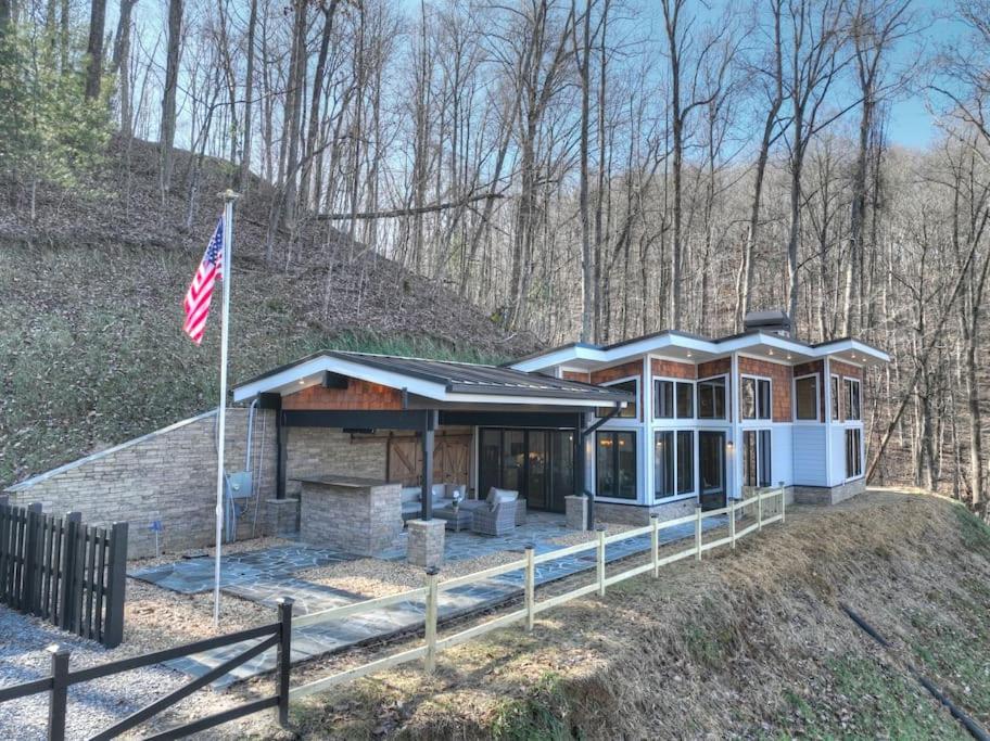 Luxe Escape - Modern Getaway Cabin with Mtn Views view 5