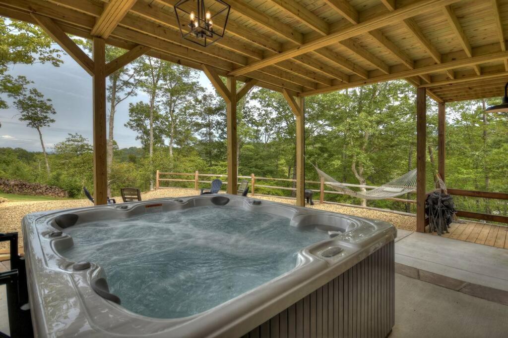 Stay Awhile - large luxury cabin less than 5 minutes from dwntown BR view 2