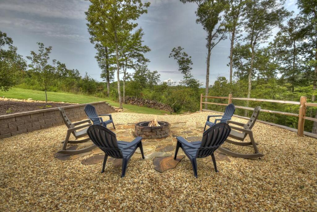 Stay Awhile - large luxury cabin less than 5 minutes from dwntown BR view 3