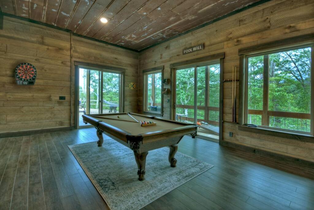 Stay Awhile - large luxury cabin less than 5 minutes from dwntown BR view 4