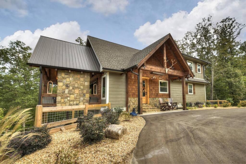 Stay Awhile - large luxury cabin less than 5 minutes from dwntown BR view 5