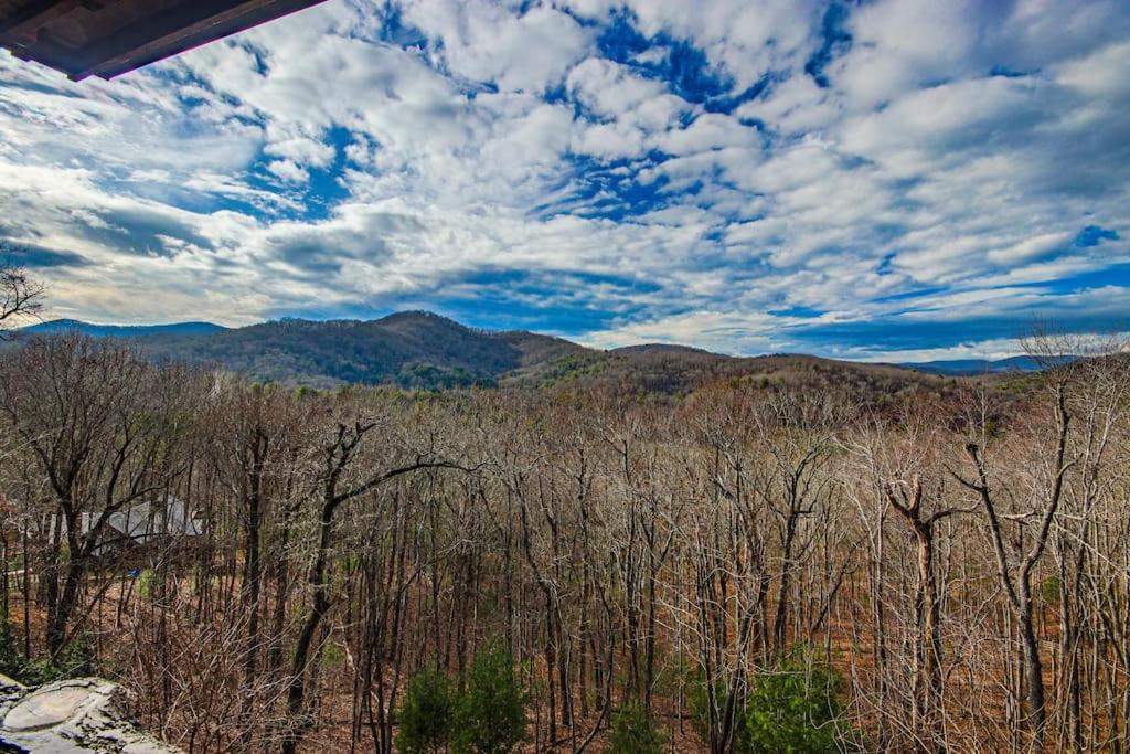 Stunning Cabin w Mtn Views & Brand New Furnishings view 3