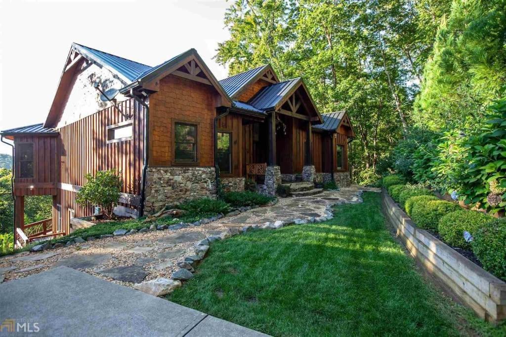 Stunning Cabin w Mtn Views & Brand New Furnishings view 4