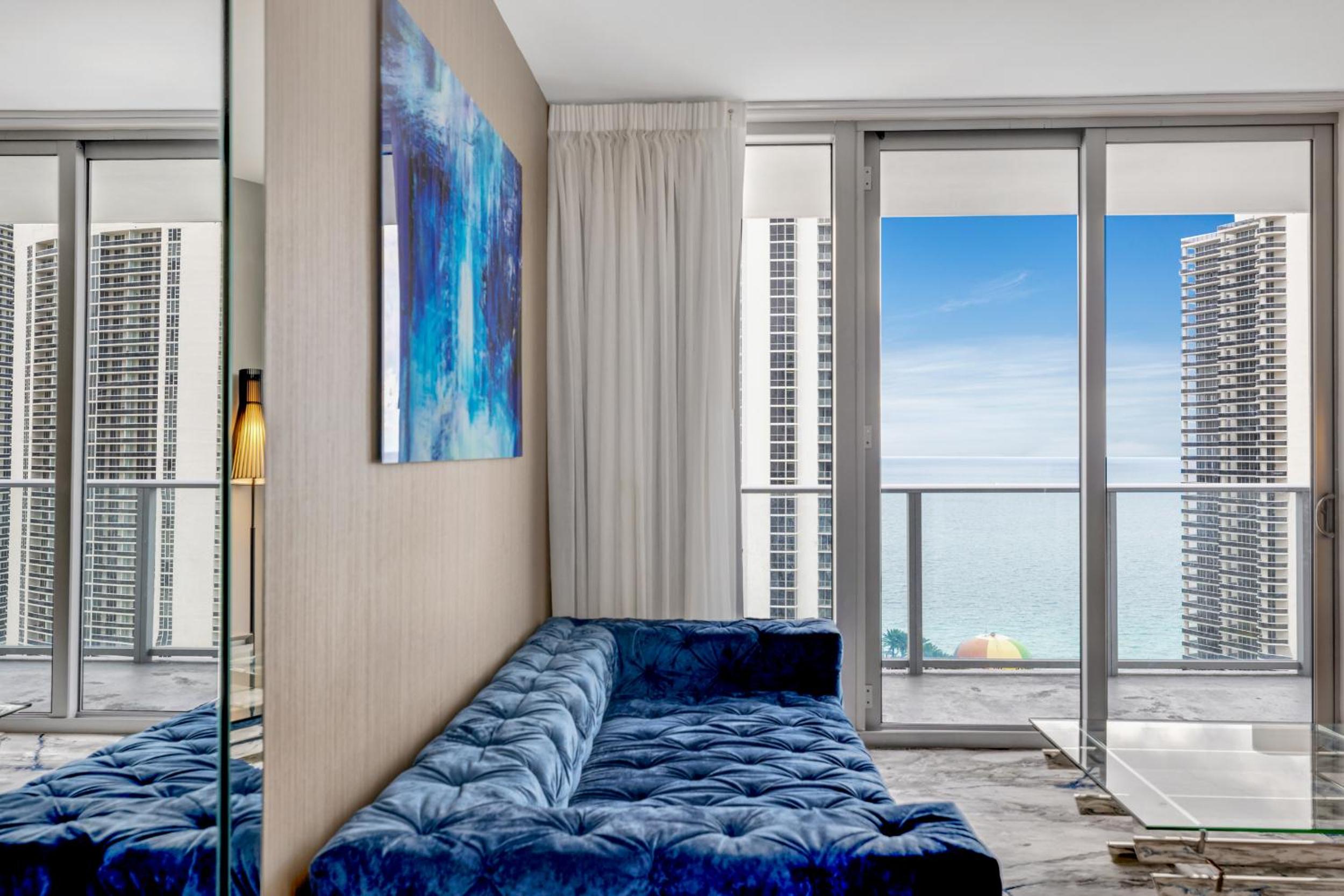 HYDE HOUSE - Luxury Waterfront 2BR 2BA Apartment Suite with direct ocean view, roof top pool, resort amenities, 25 min to FIFA! view 4