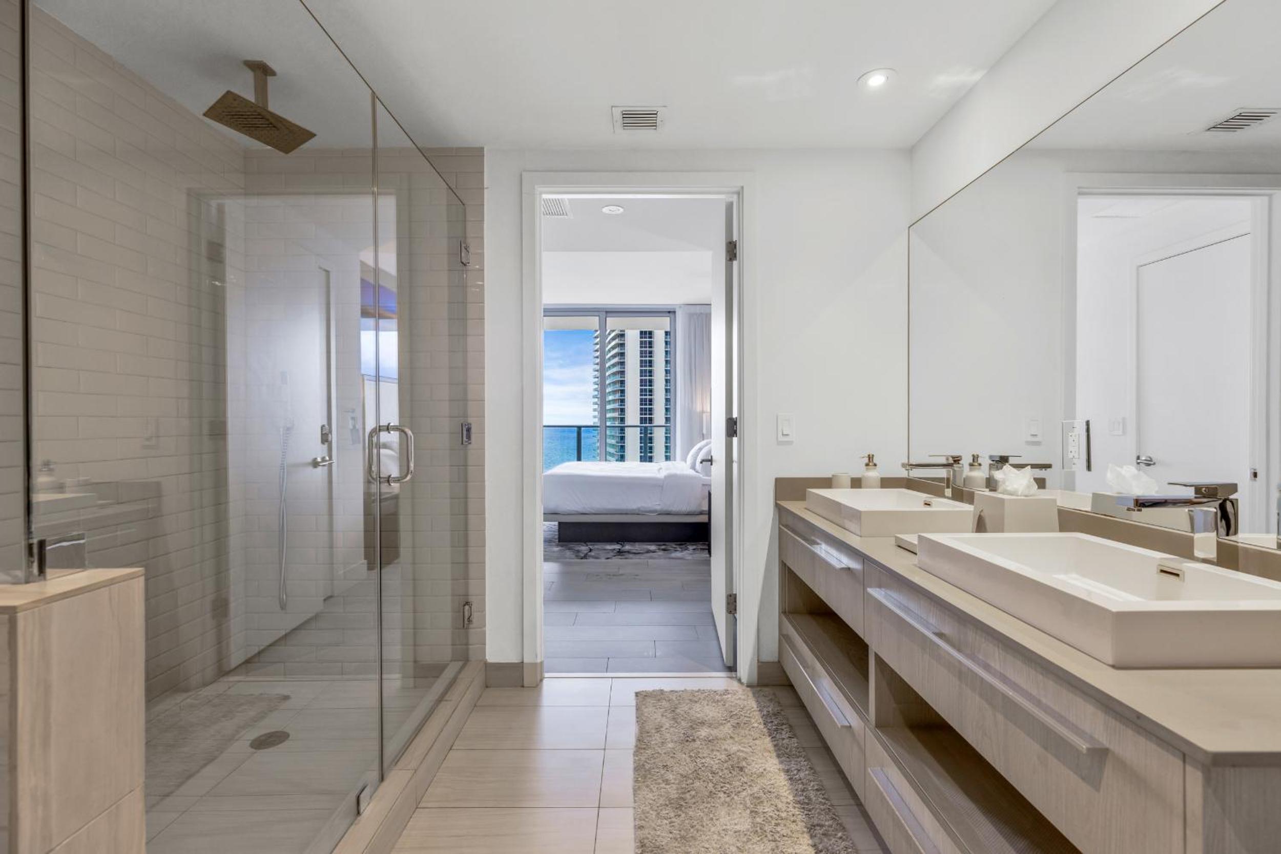 HYDE HOUSE - Luxury Waterfront 2BR 2BA Apartment Suite with direct ocean view, roof top pool, resort amenities, 25 min to FIFA! view 3