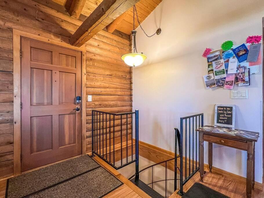Elkhorn 3 Bedroom 2 Bathroom Log Cabin Sleeps 8 - Lincoln Log Cabin view 5