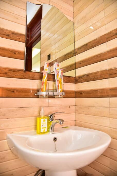 Elegant 3-Bedroom Condo with Pool, Gym & Free Wi-Fi view 5