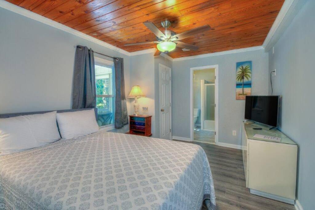 Beach Lovin/sleeps 10/2 blocks to beach/pets ok view 2