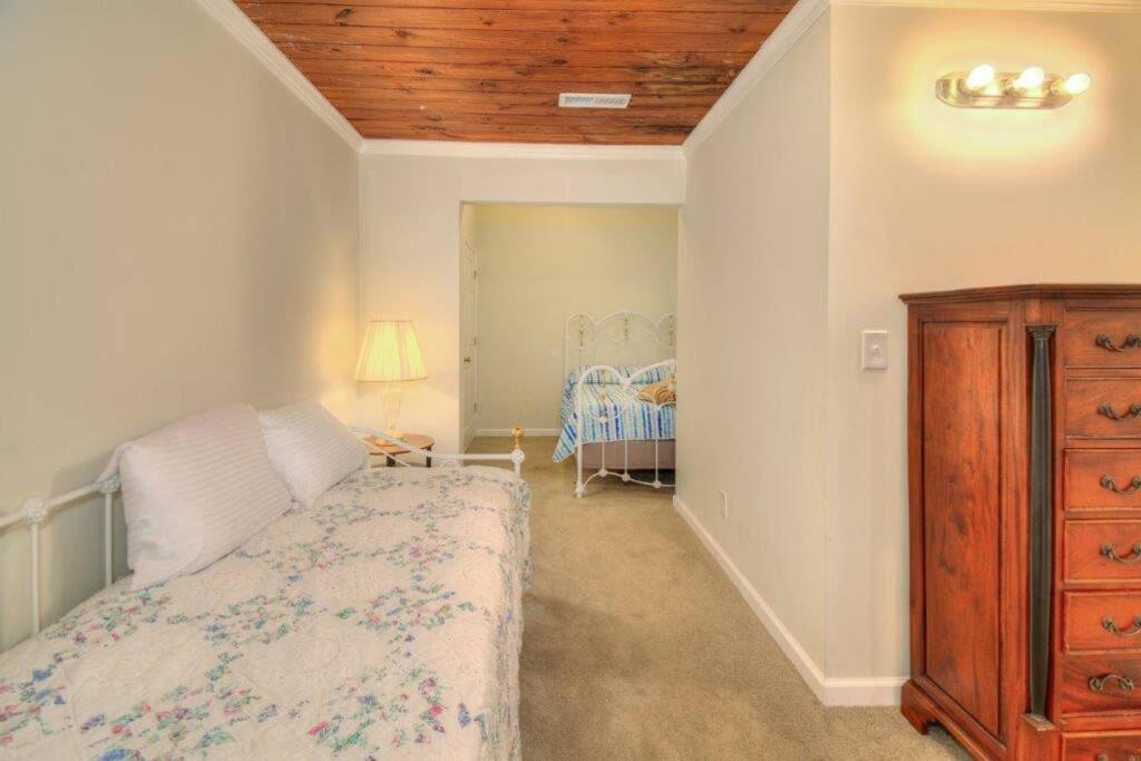 Beach Lovin/sleeps 10/2 blocks to beach/pets ok view 3