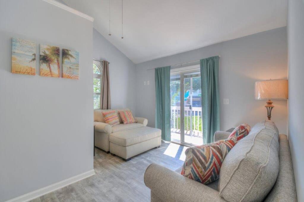 Beach Lovin/sleeps 10/2 blocks to beach/pets ok view 4