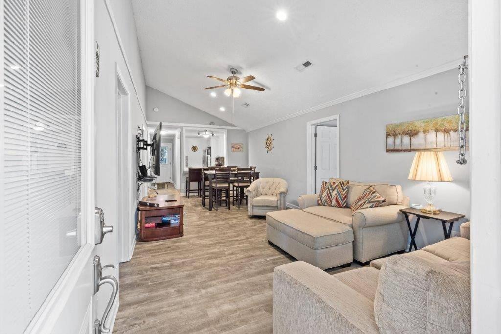 Beach Lovin/sleeps 10/2 blocks to beach/pets ok view 5