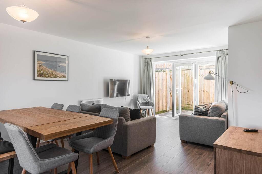 Beach Mews - Modern townhouse with patio and private parking view 3