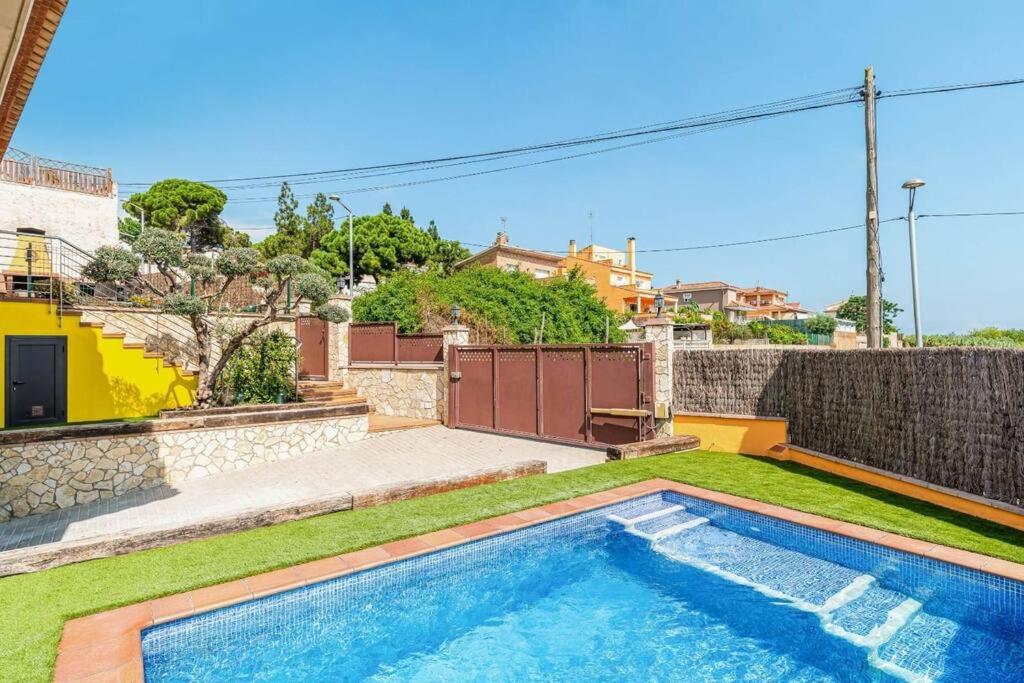 Casa rustica con piscina y jardin