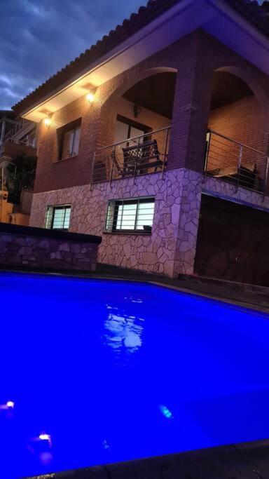 Casa rustica con piscina y jardin