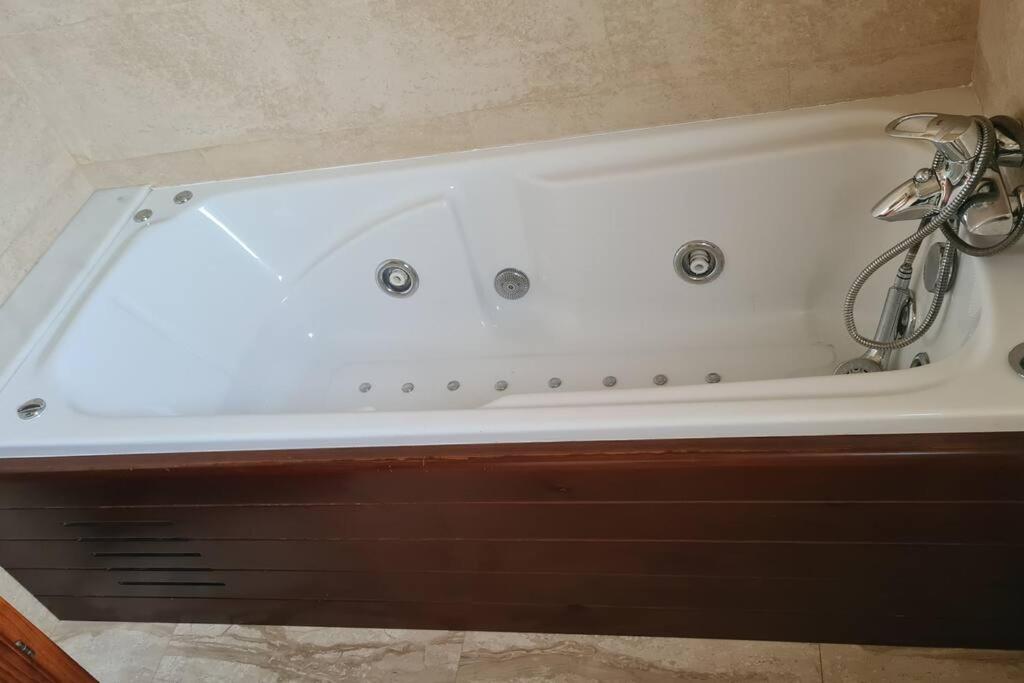 Casa rustica con piscina y jardin