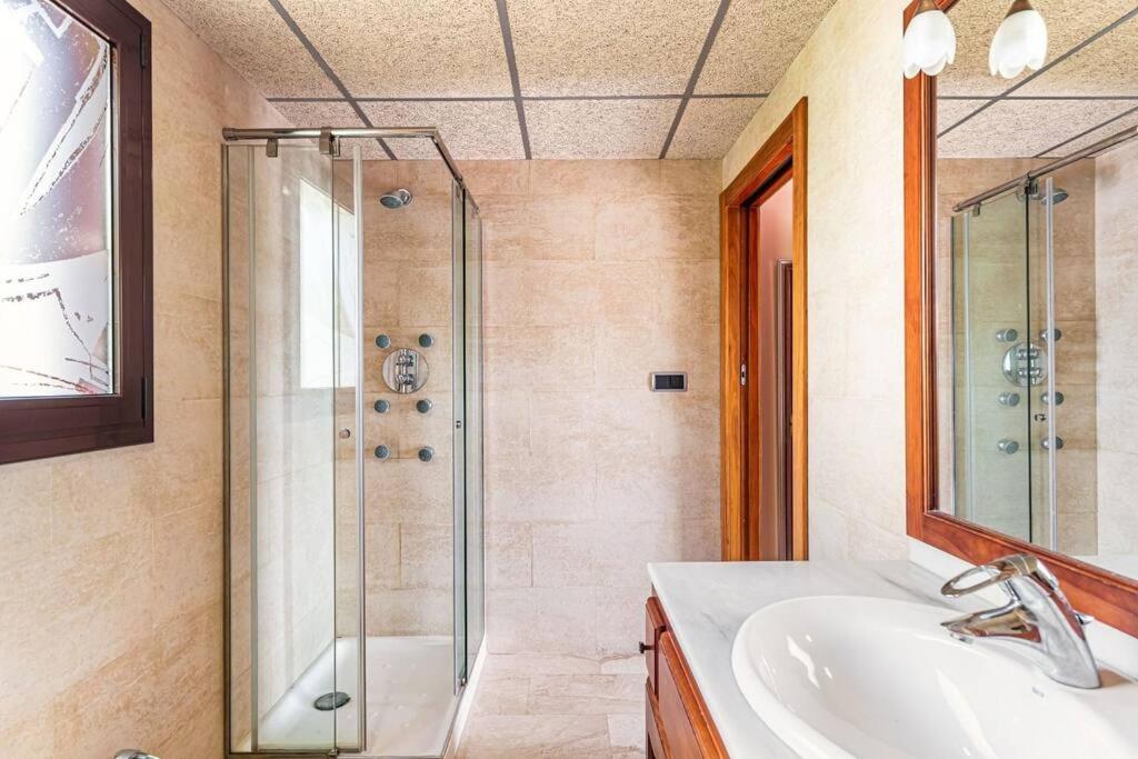 Casa rustica con piscina y jardin
