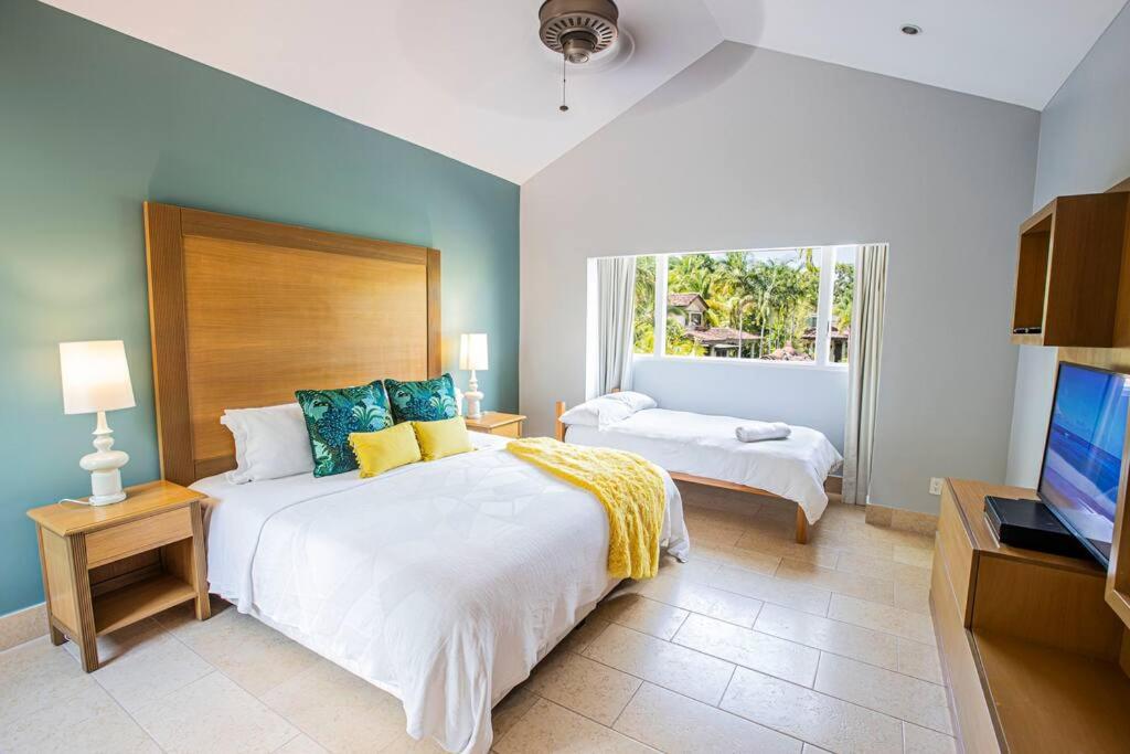 Bristol Lake House - Private Pool - King Beds - Next to El Faro Beach Club