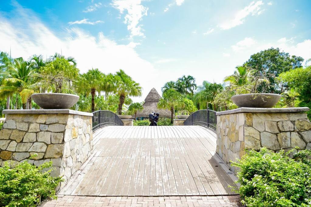 Bristol Lake House - Private Pool - King Beds - Next to El Faro Beach Club