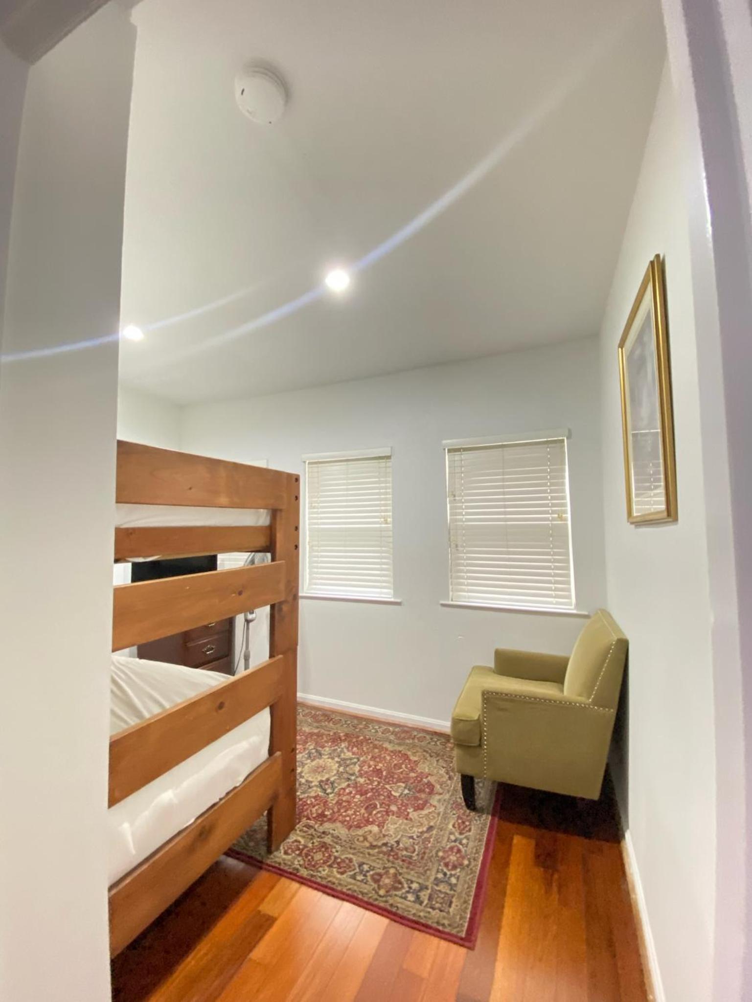 Large DUPLEX Apt 2Bdrm 1Den-Metro, photo 11