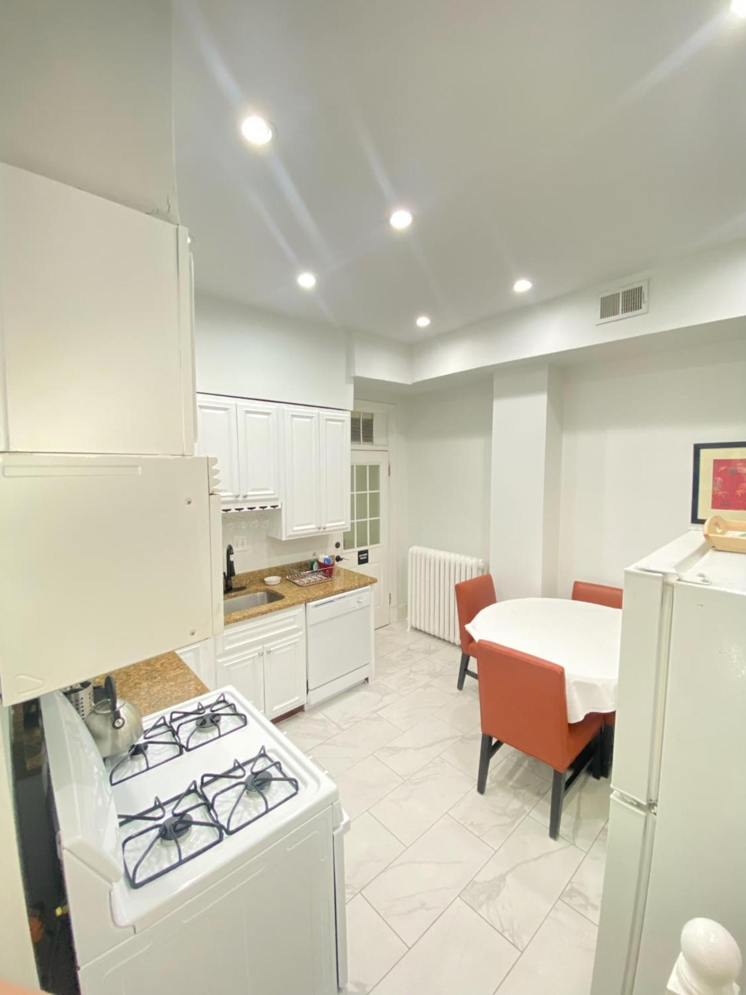 Large DUPLEX Apt 2Bdrm 1Den-Metro, photo 39