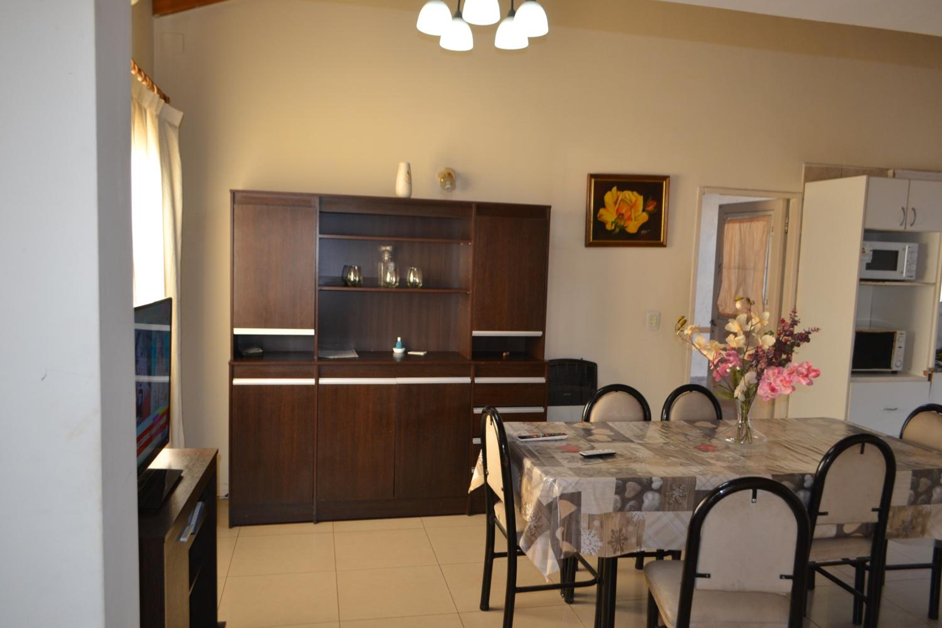 CASA AMPLIA CON COCHERA INCLUIDA CON CAPACIDAD HASTA 7 pasajeros