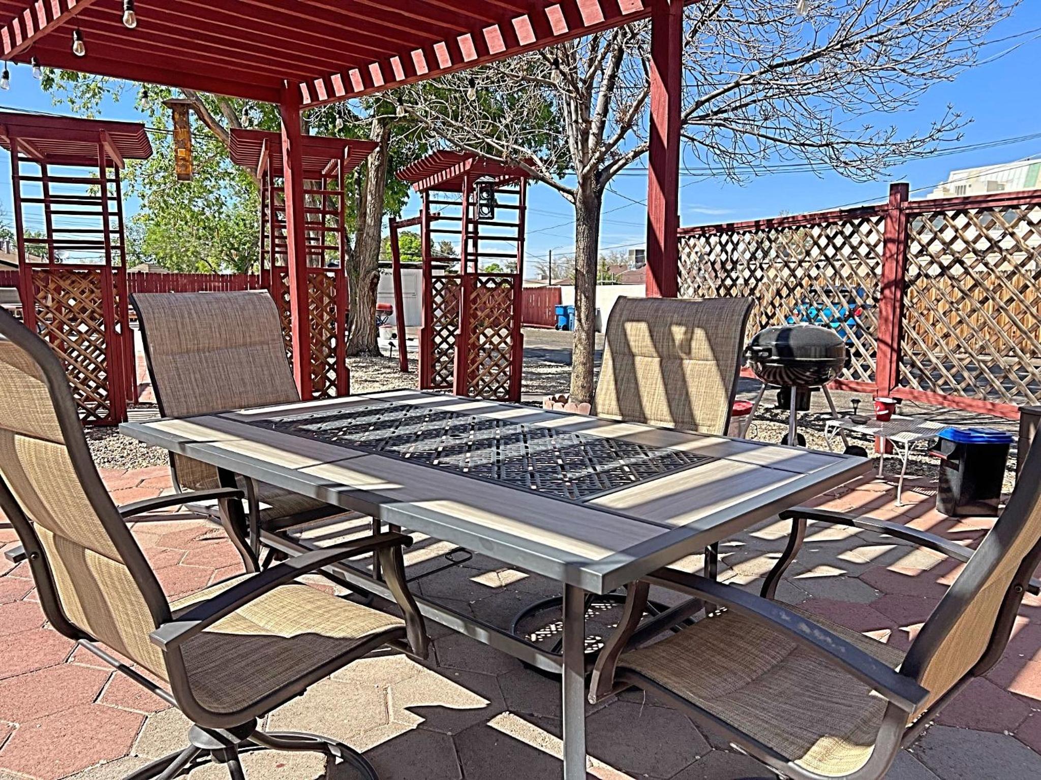 Home Style Apartments - 1 & 3 BR Suites with Full Kitchen