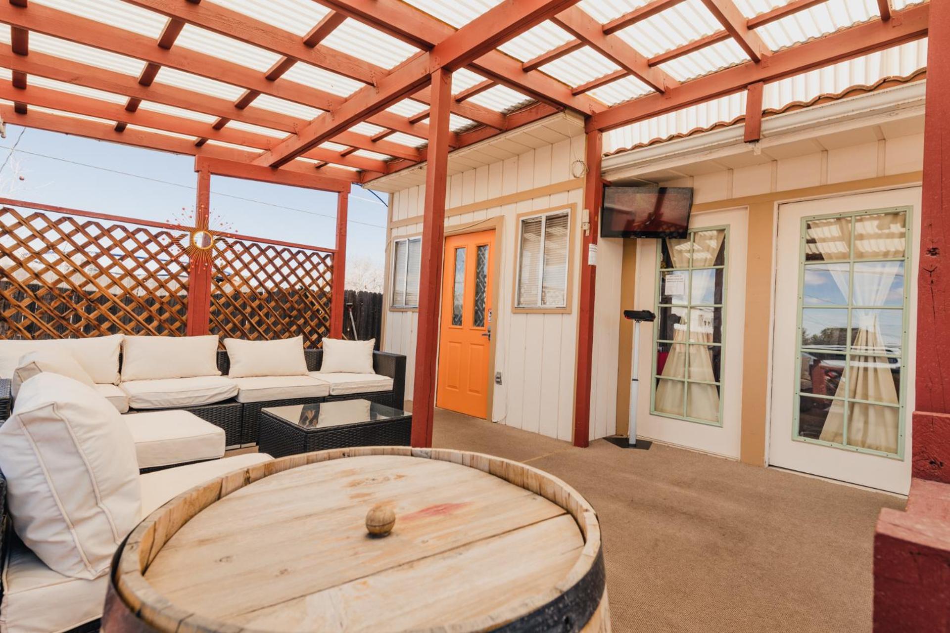Home Style Apartments - 1 & 3 BR Suites with Full Kitchen