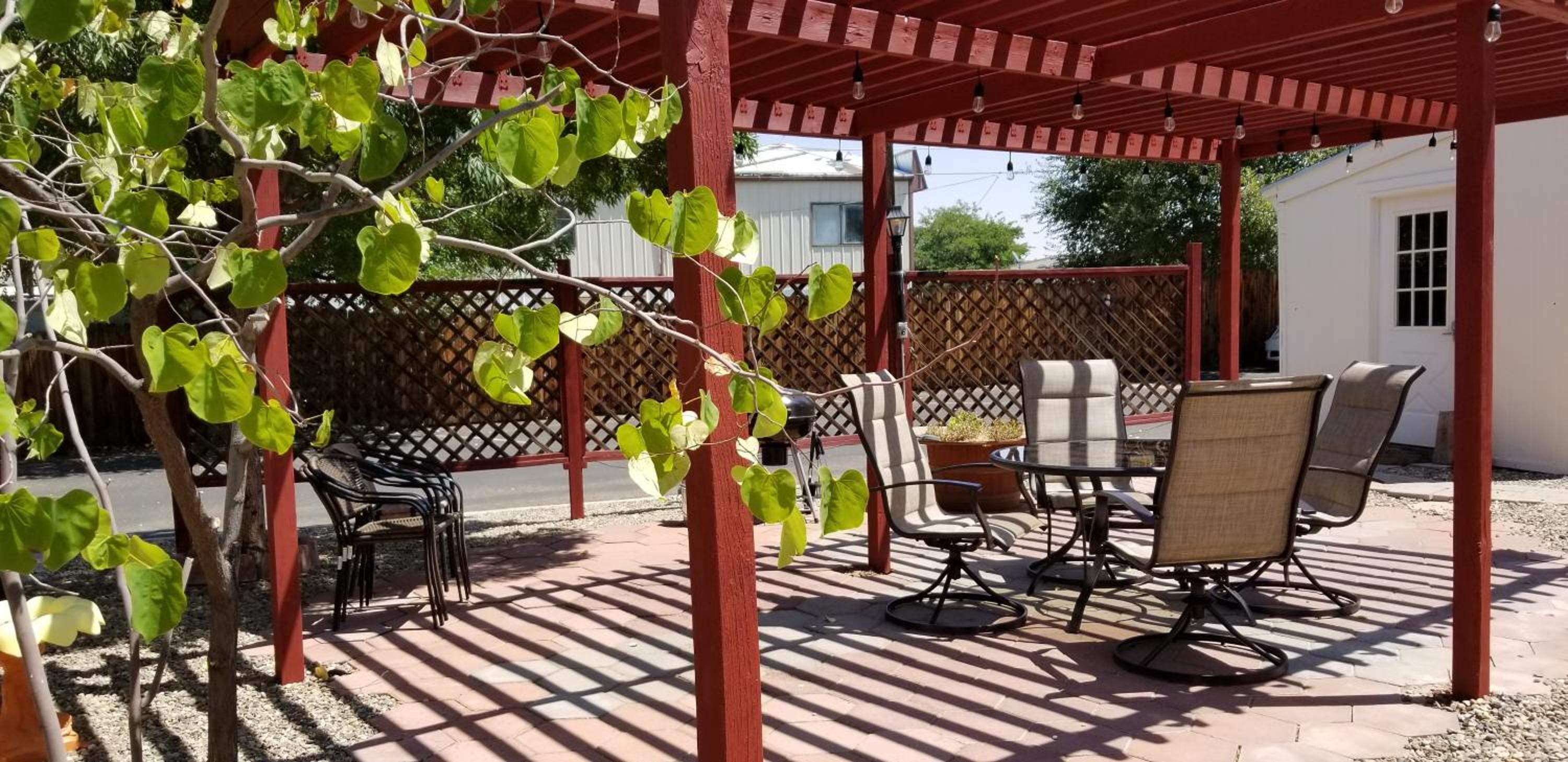 Home Style Apartments - 1 & 3 BR Suites with Full Kitchen