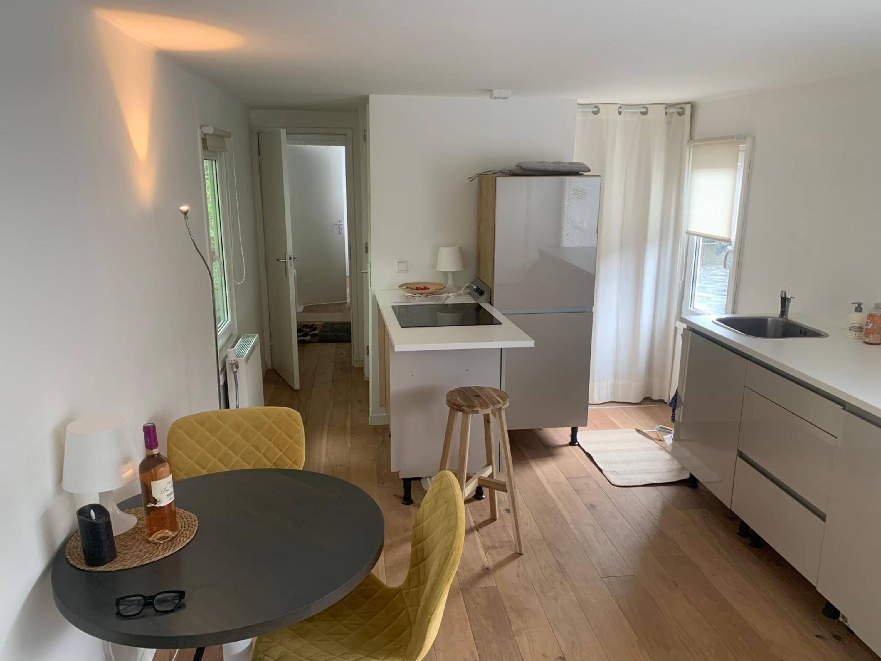 Tiny Houseboat B&B on the Amstel River