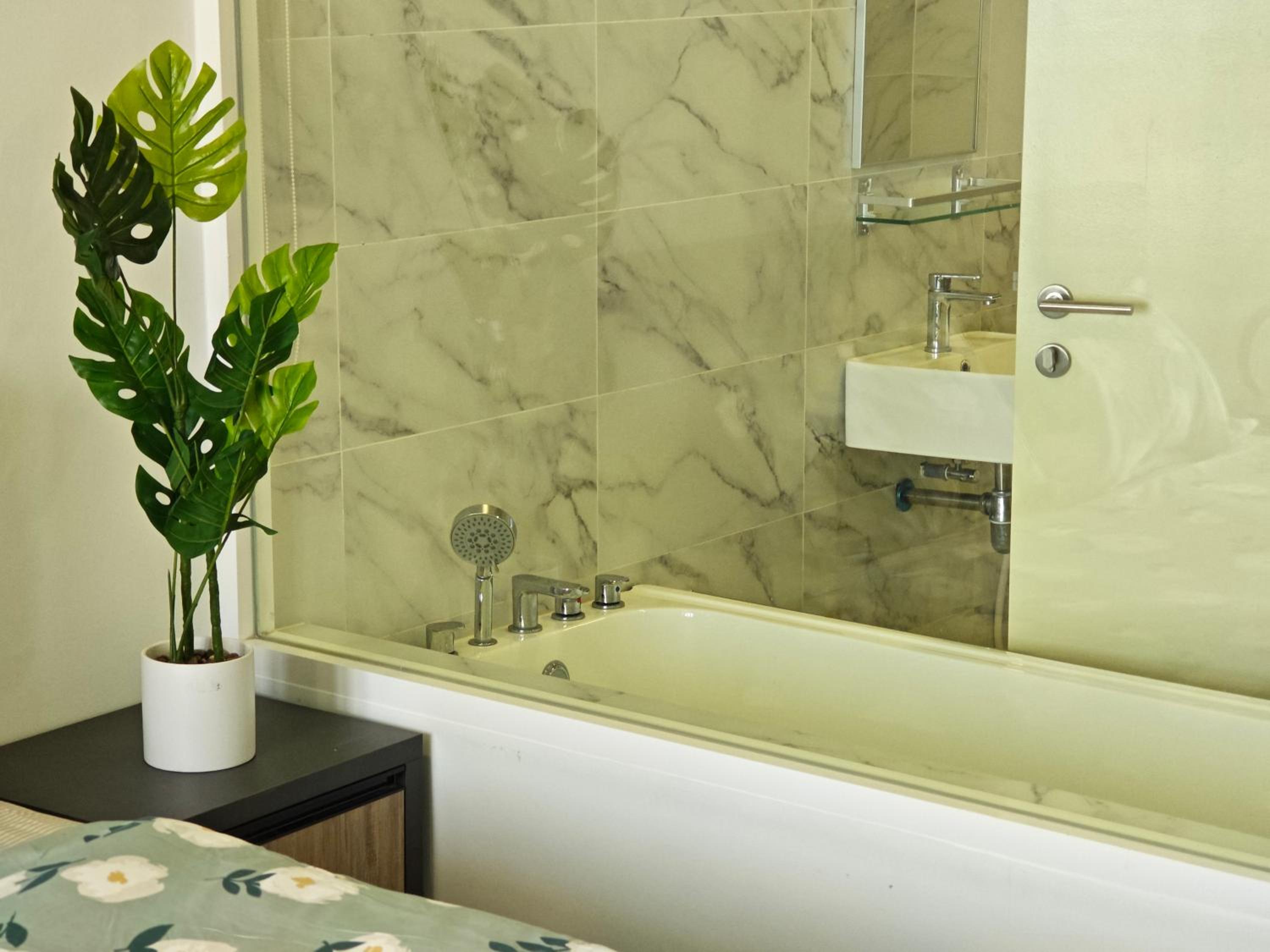 Trevor bathtub Imperio residence seaview jonker5min photo 4