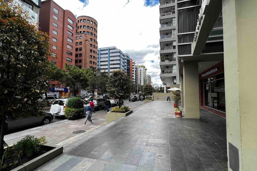 Suite frente al Quicentro Shopping vista frontal piso alto diagonal al Hotel Sheraton