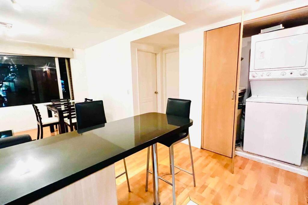 Suite frente al Quicentro Shopping vista frontal piso alto diagonal al Hotel Sheraton