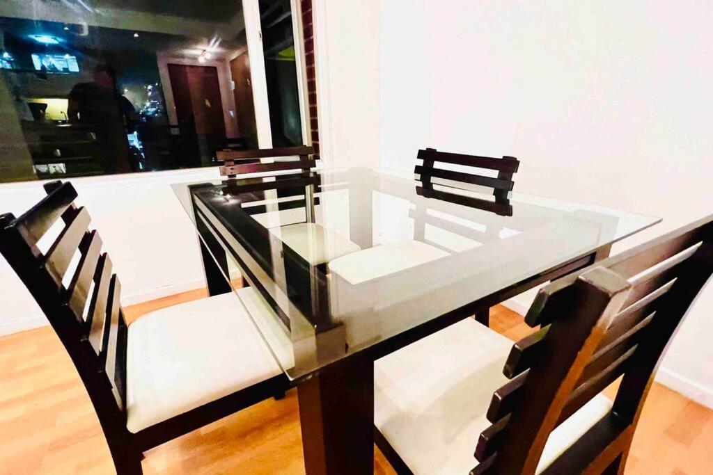 Suite frente al Quicentro Shopping vista frontal piso alto diagonal al Hotel Sheraton