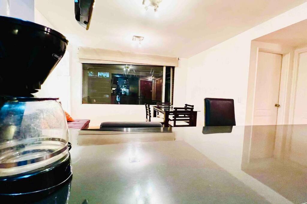 Suite frente al Quicentro Shopping vista frontal piso alto diagonal al Hotel Sheraton