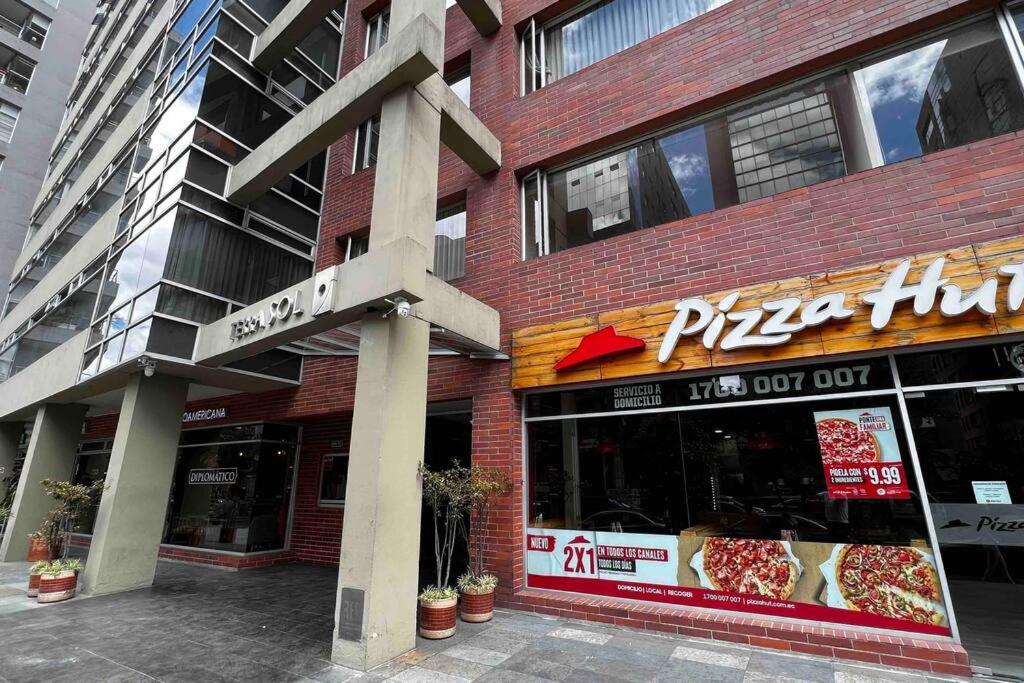 Suite frente al Quicentro Shopping vista frontal piso alto diagonal al Hotel Sheraton
