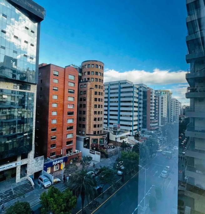 Suite frente al Quicentro Shopping vista frontal piso alto diagonal al Hotel Sheraton