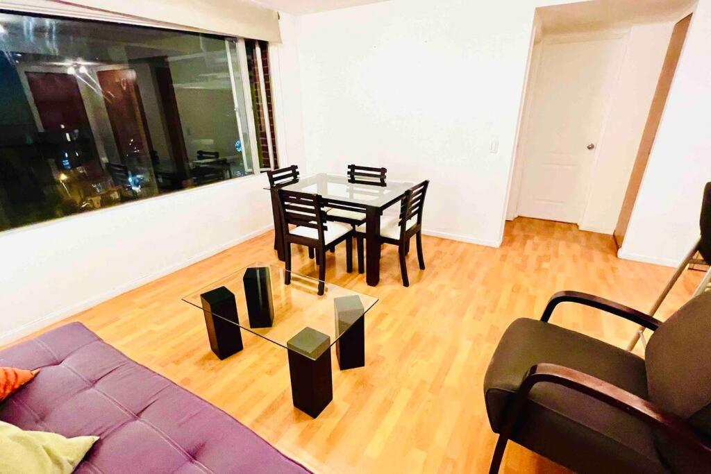 Suite frente al Quicentro Shopping vista frontal piso alto diagonal al Hotel Sheraton