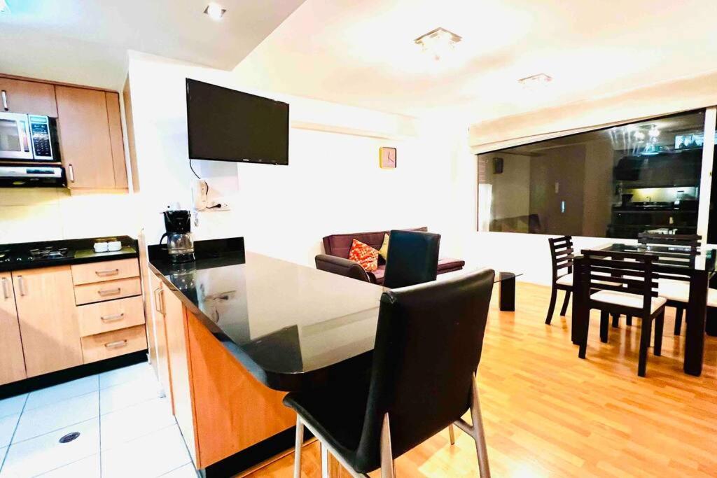 Suite frente al Quicentro Shopping vista frontal piso alto diagonal al Hotel Sheraton
