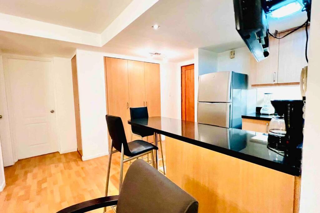 Suite frente al Quicentro Shopping vista frontal piso alto diagonal al Hotel Sheraton