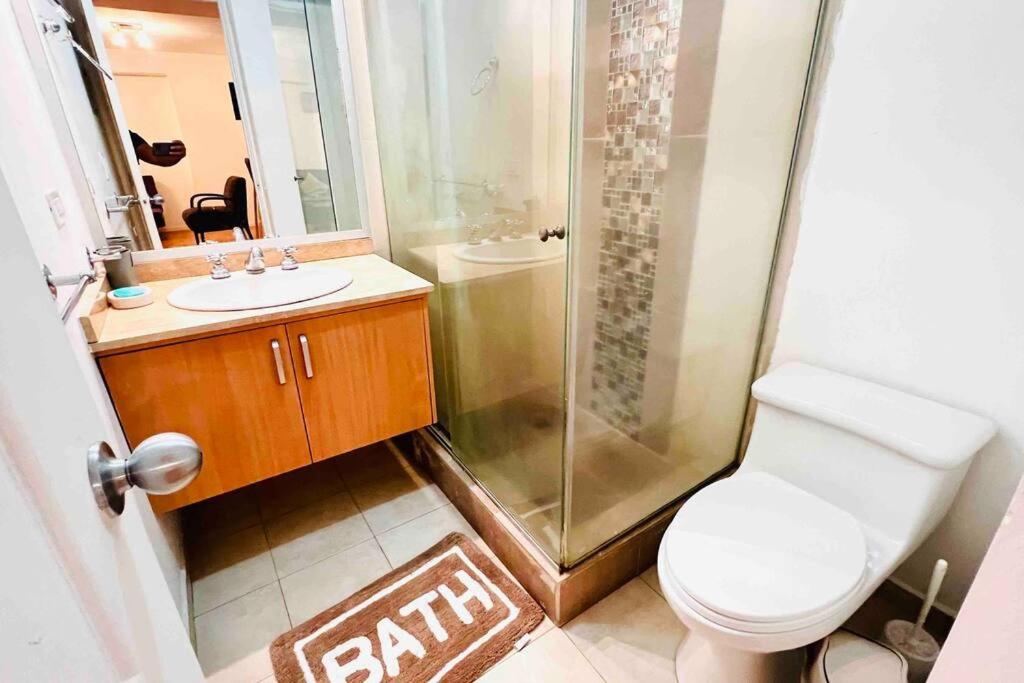 Suite frente al Quicentro Shopping vista frontal piso alto diagonal al Hotel Sheraton