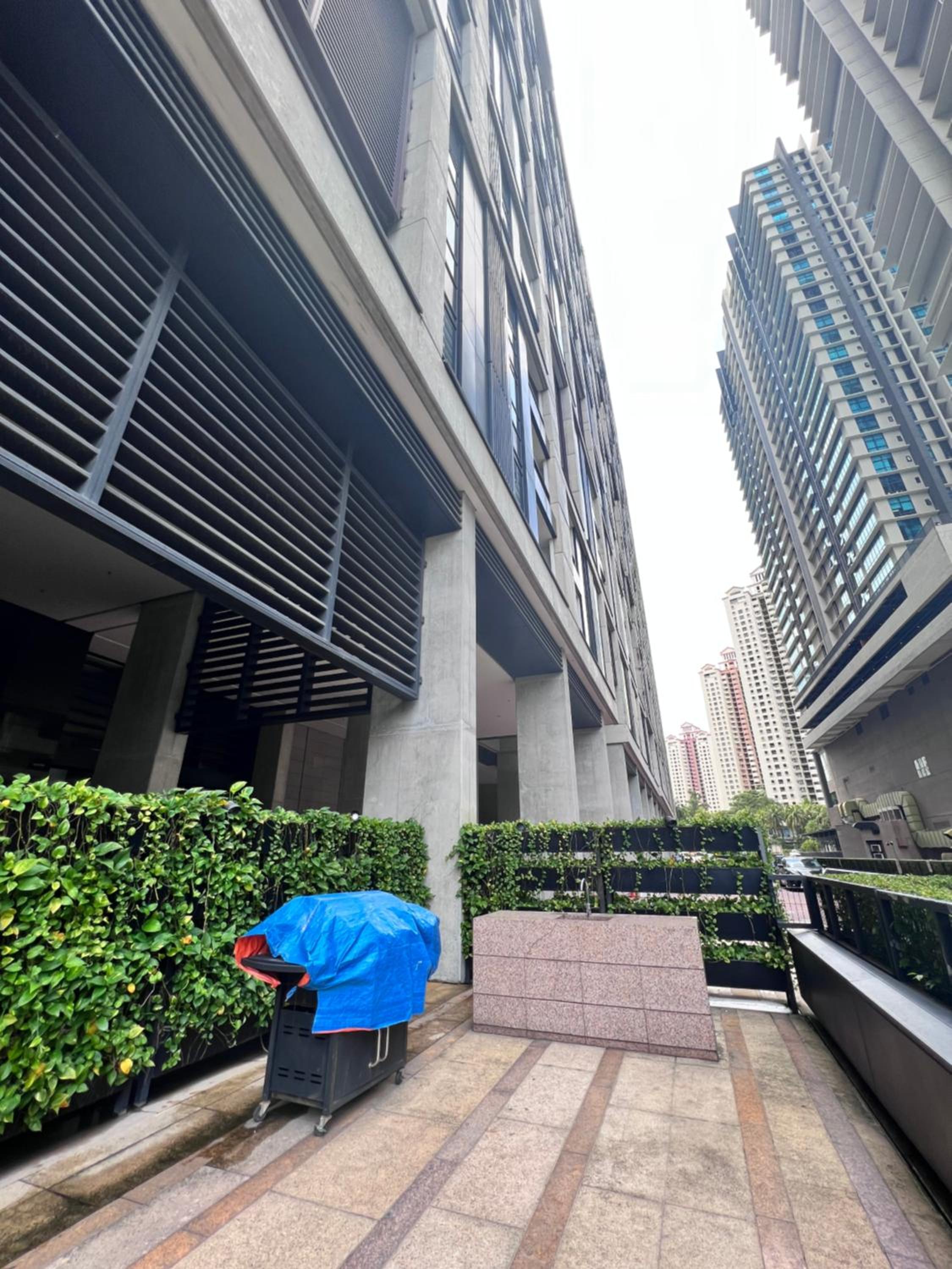 Arcoris Mont Kiara - Huge Balcony for 8 pax 1B1BR - 2 queen and 1 Partition Room Bunk Bed