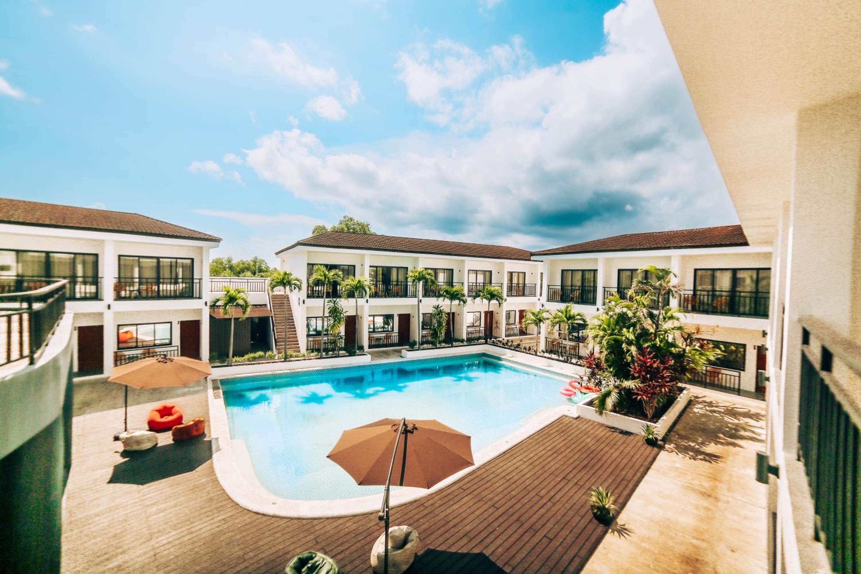 Holabay Resort