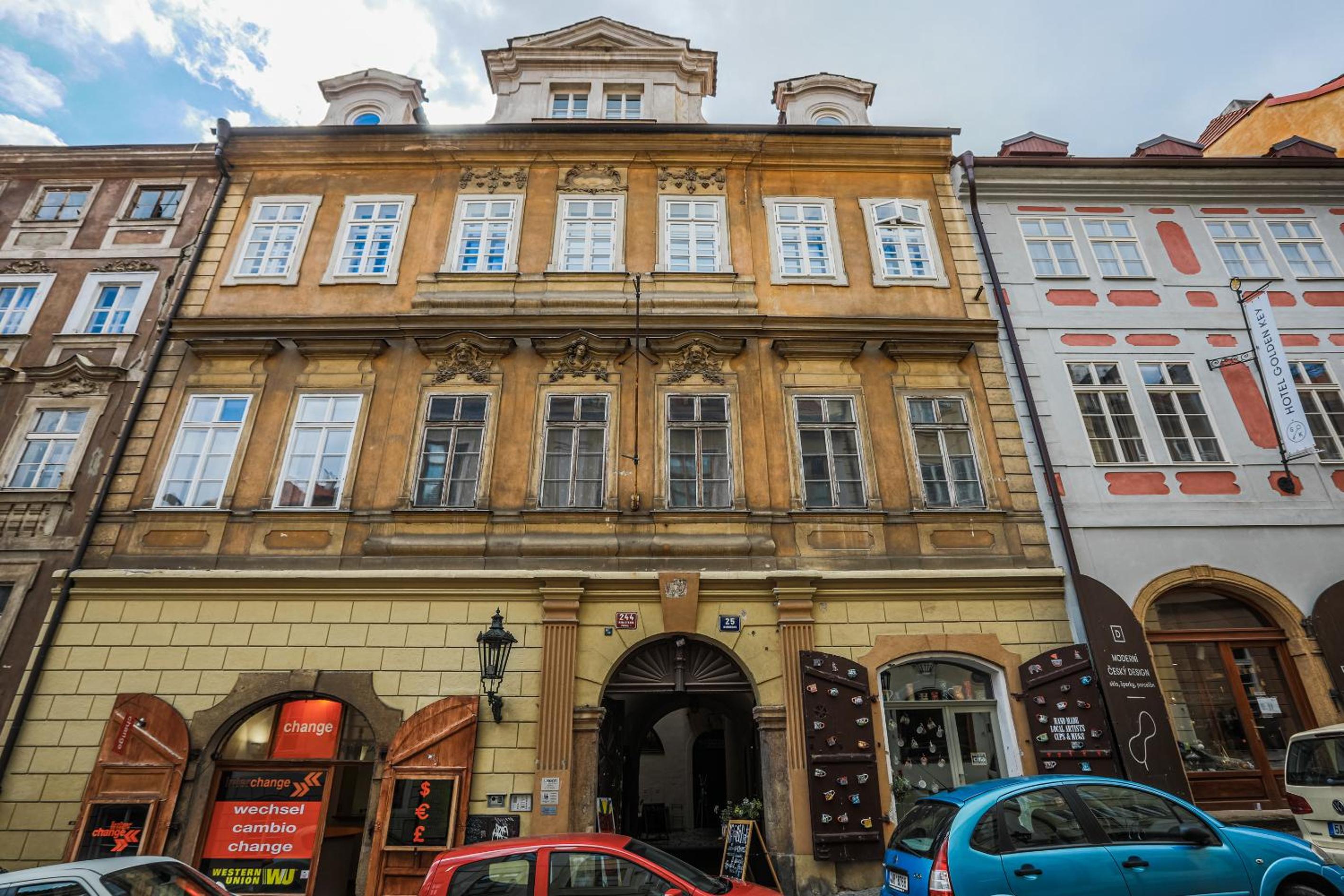 LuxePair Suites Near Prague Castle