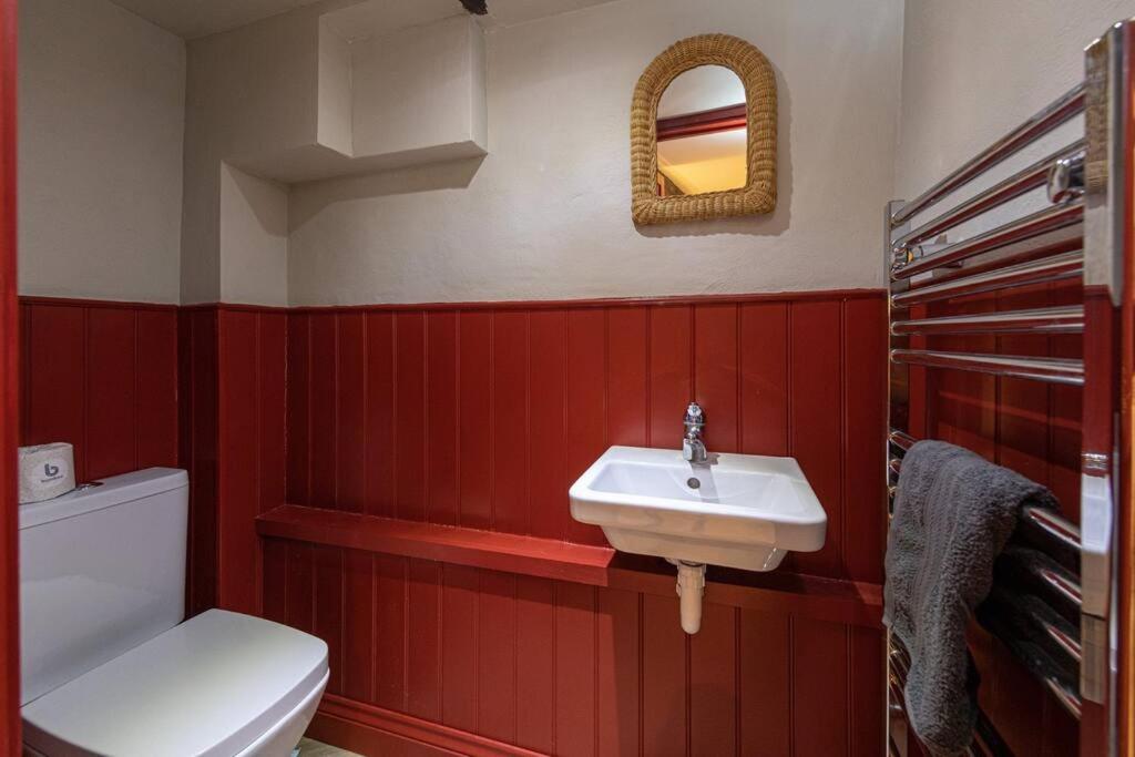 Farriers Cottage-Tranquil Haven, Central Location! view 3
