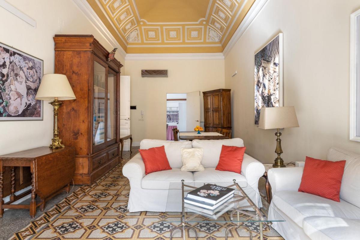 Catania City Center Historical Building Home view 4