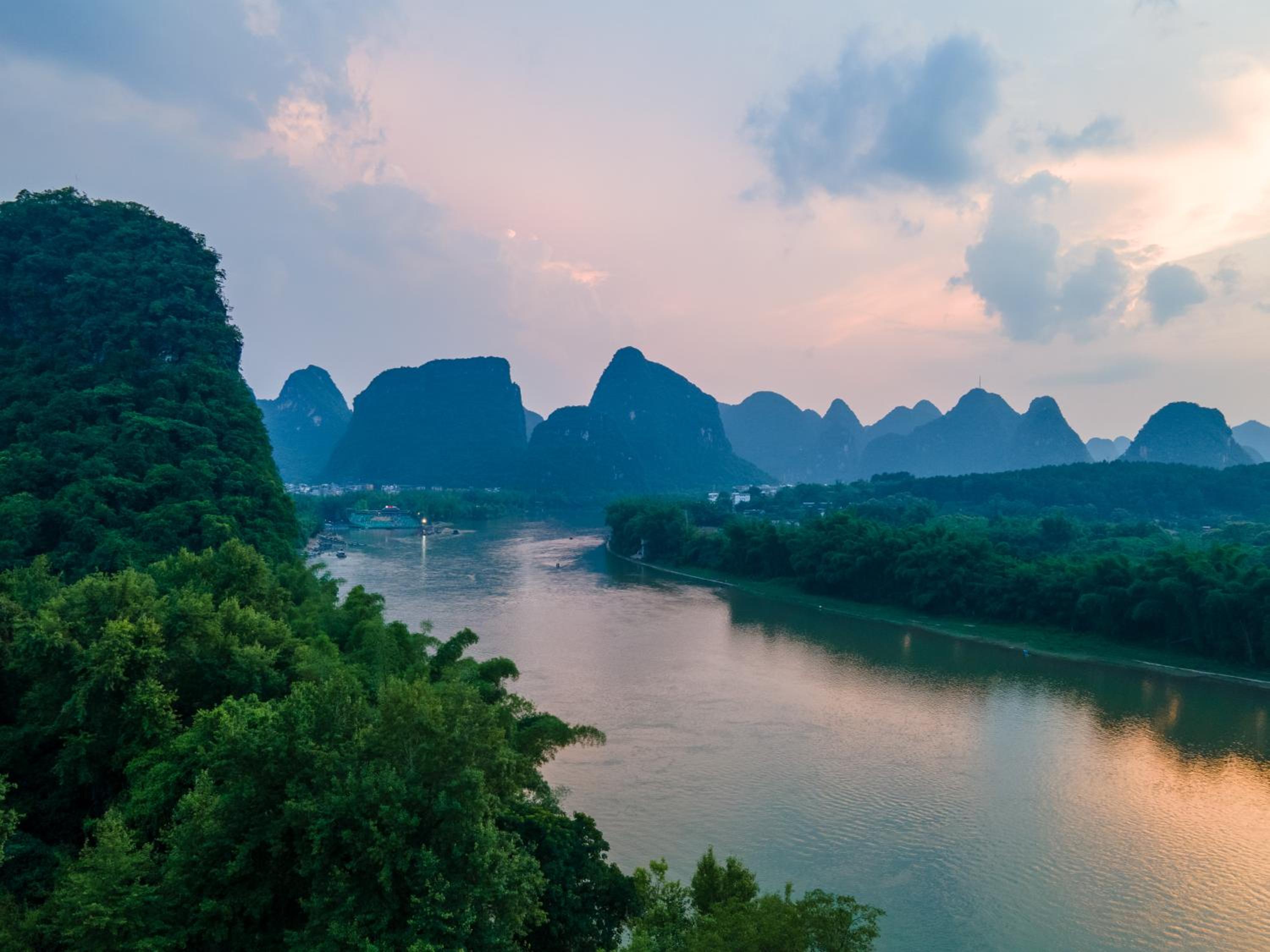 Yangshuo River Lodge Hotel--English speaking team&Swimming pool&Activties organized&Free pick up from Airport or TS over 3 nights