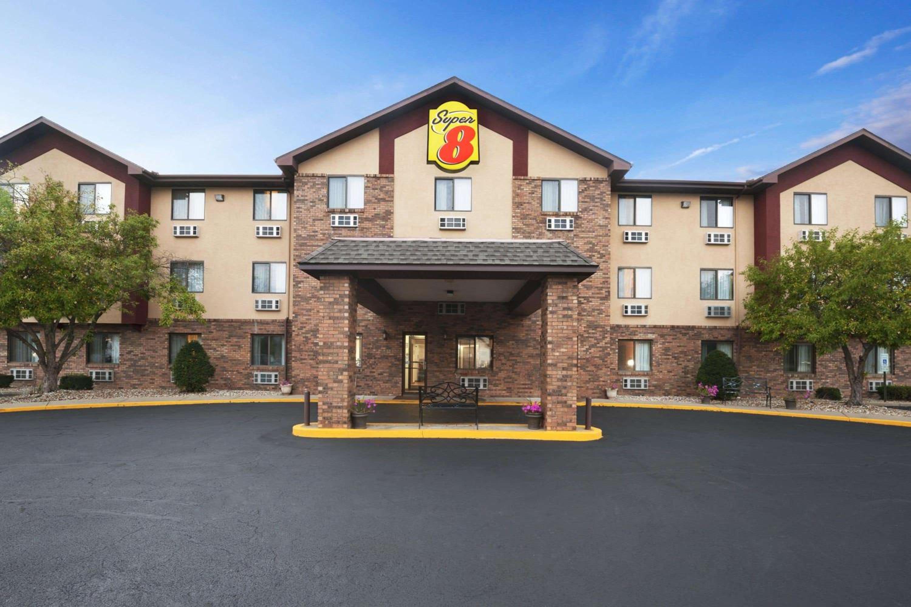 Peoria Vacations - Super 8 by Wyndham Peoria - Property Image 9