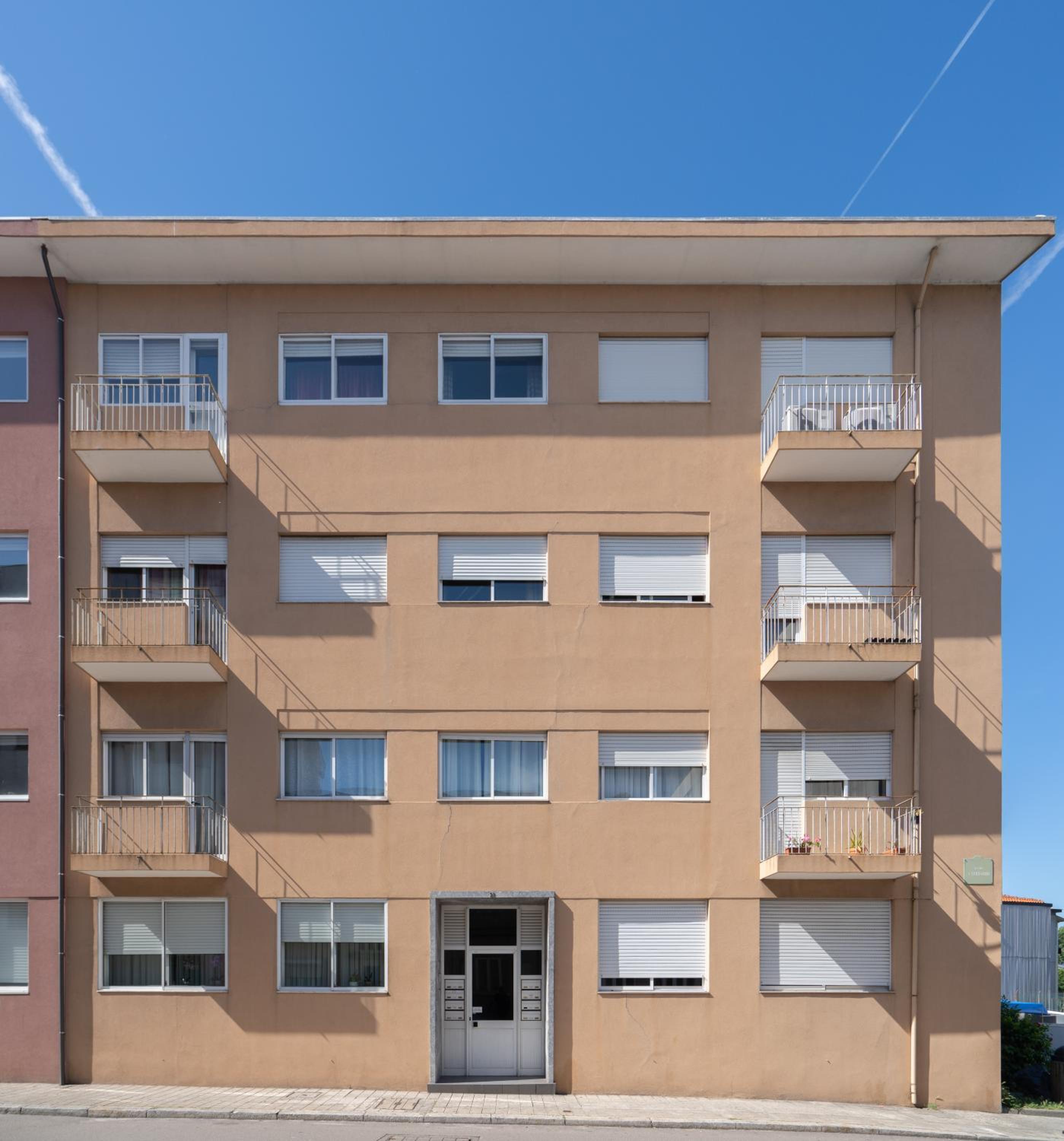 Host Wise - Spacious Vintage Flat - Small Balcony view 2