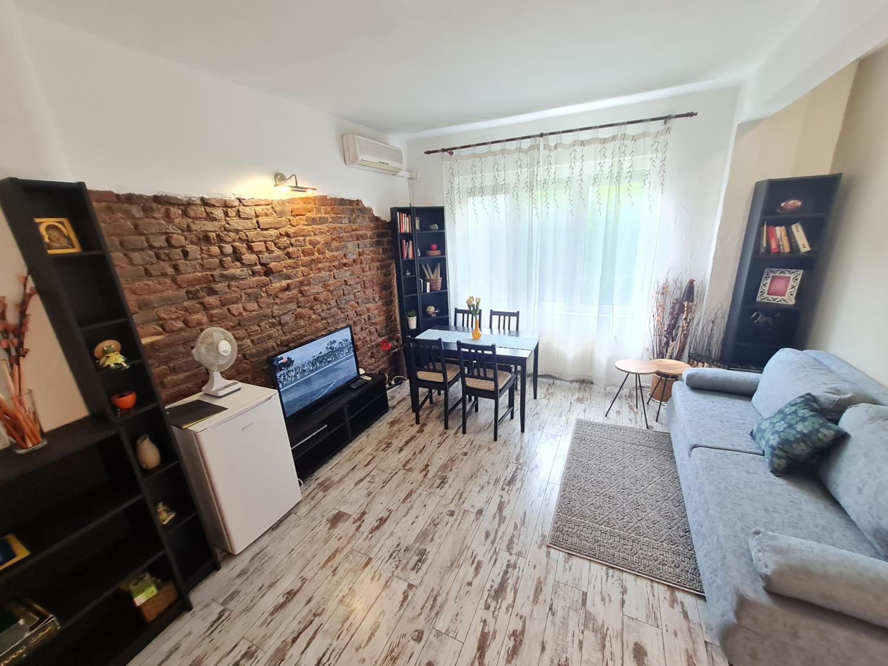 Raya Maisonette, Ideal Center