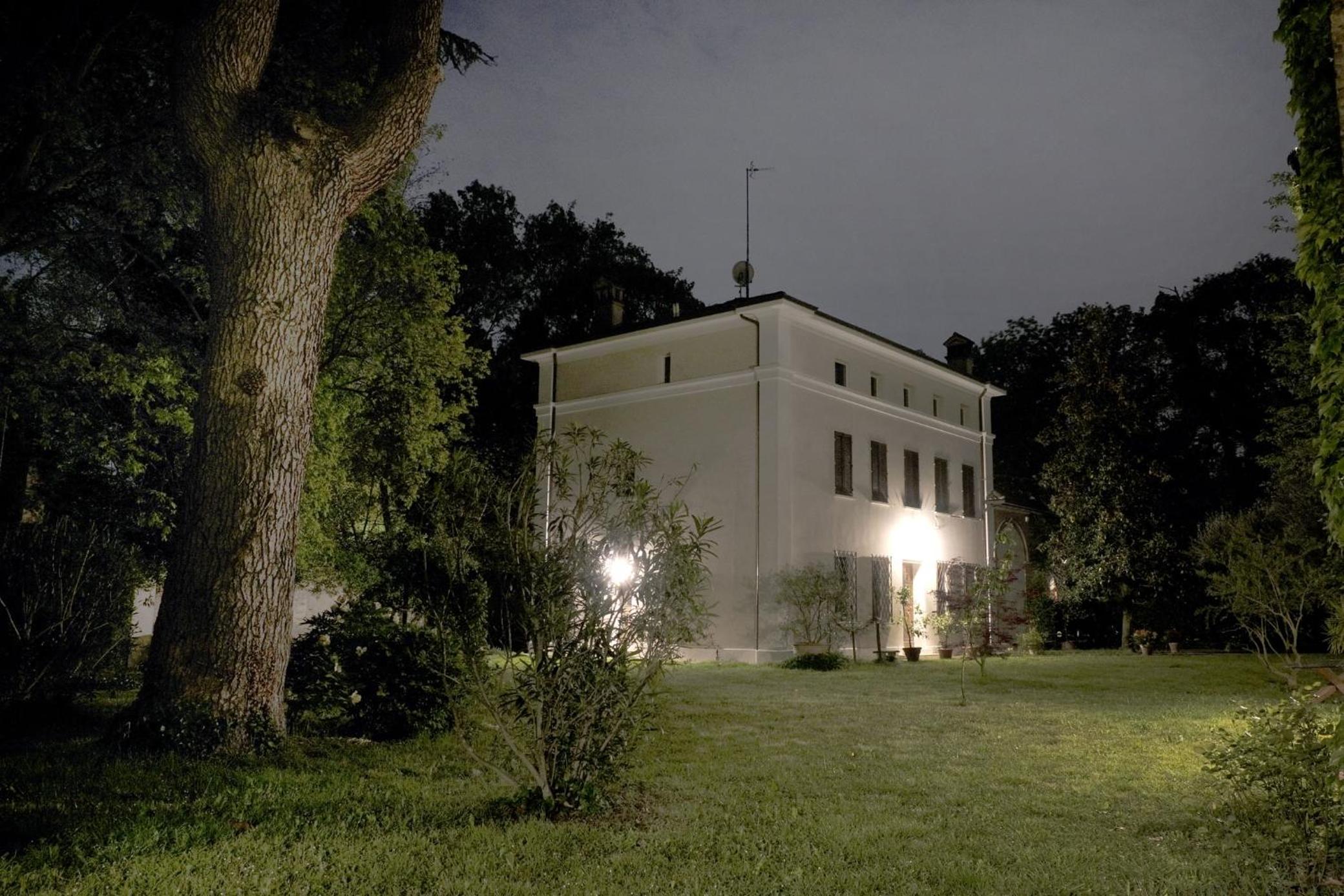 GuestHost - Certosa di Ferrara Wonderful Villa x12!